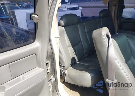 2001 Chevrolet Silverado 1500 z USA, uszkodzony, nr VIN 2GCEC19W411154811